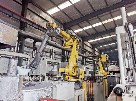 Atelier de fonderie d’aluminium avec équipements de production et robots industriels